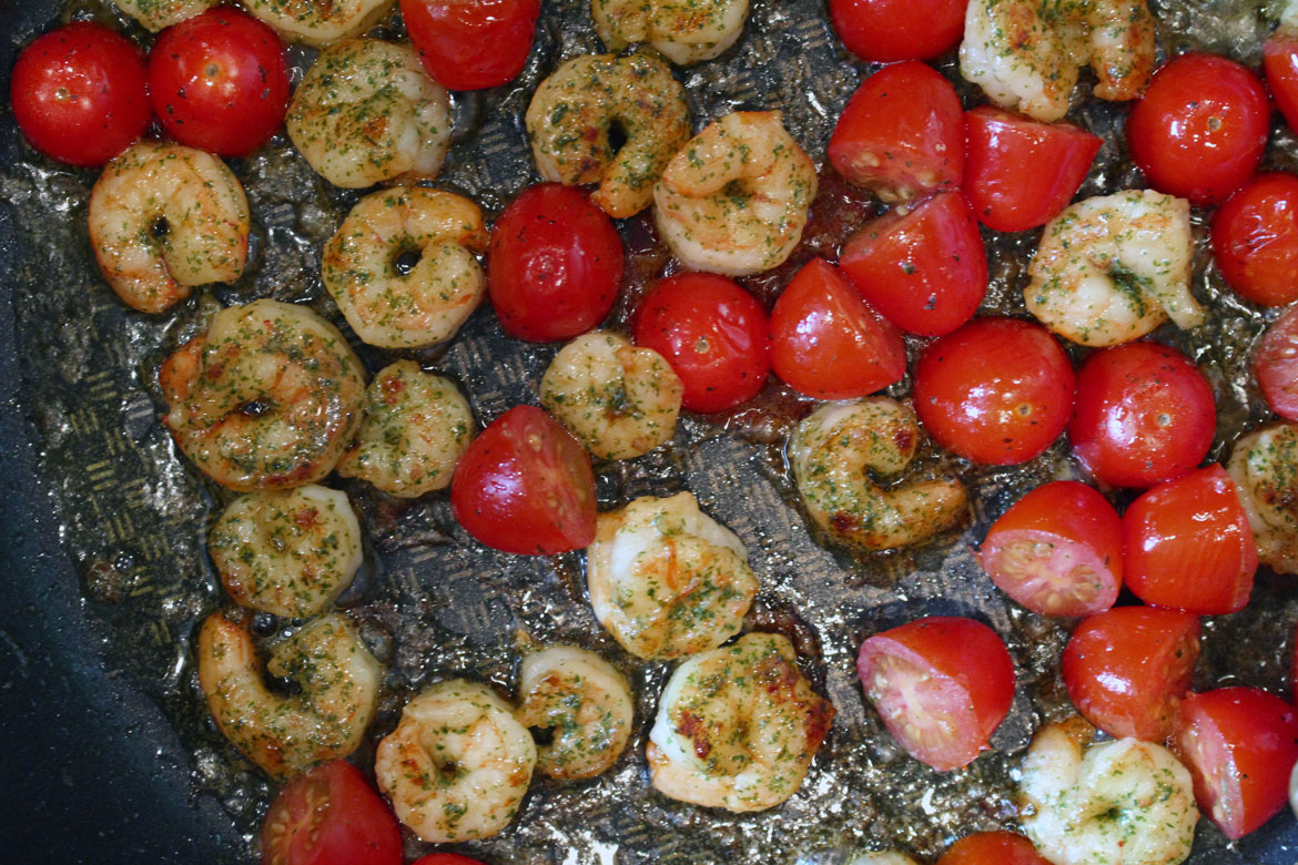 Shrimps und Tomaten weiter braten bei mittlerer Hitze