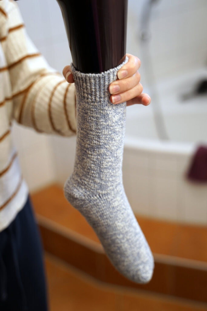 Kalt Füße müssen nicht sein. Föhne dir deine Socken einfach warm!