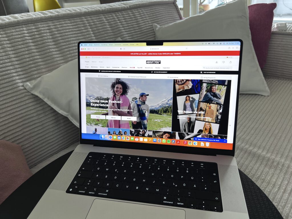 Laptop mit Onlineshop auf dem Bildschirm