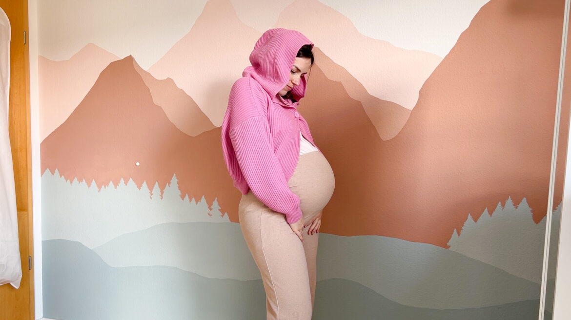 Pinke Strickjacke mit Hoodie von Trendy